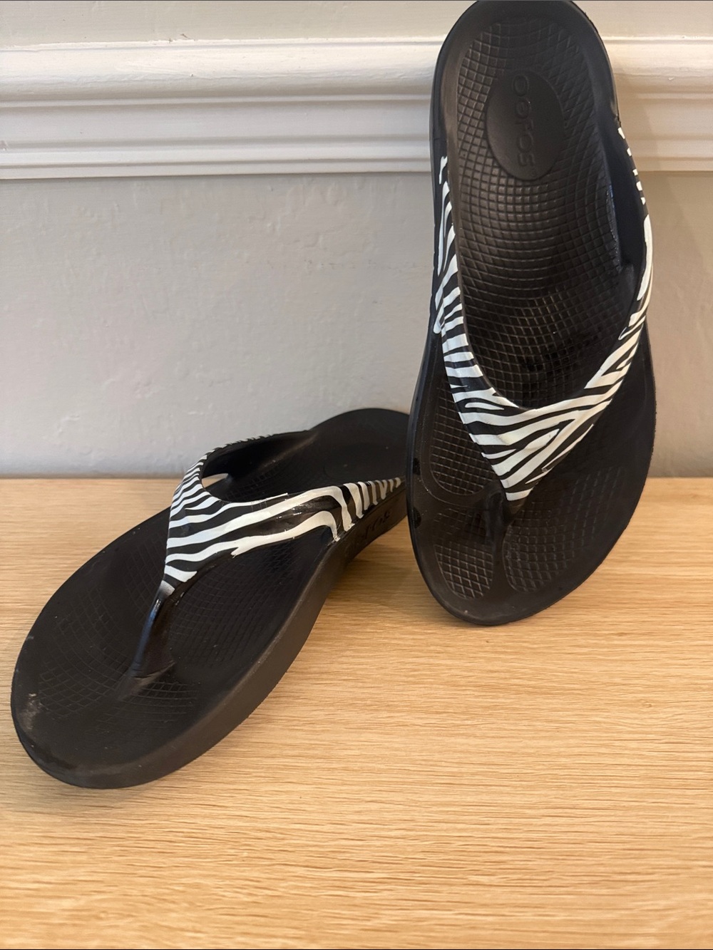 OOFOS Women's Limited Edition Thong Sandals Size 9